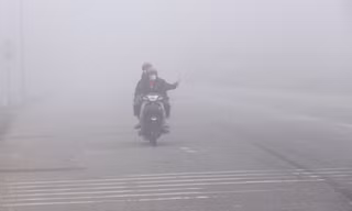 Sương mù dày đặc, đường phố Hà Tĩnh mờ mịt như ở Sa Pa 
