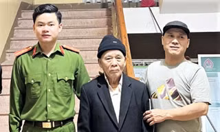 Công an xã giúp cụ ông đi lạc từ Hà Nội vào Hà Tĩnh về nhà 