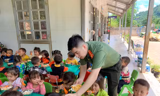 Niềm vui của những đứa trẻ vùng cao bên những bữa cơm trưa đầy đủ dinh dưỡng. ẢNH: NVCC
