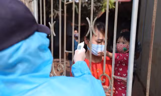 F0 điều trị tại nhà cần cập nhật thông tin mới về phòng chống dịch. Ảnh: Hoàng Mạnh Thắng 