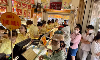 Giá vàng liên tục lập đỉnh: 'Đu' đỉnh hay chốt lời? 