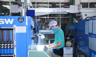 Công ty Nhựa Duy Tân (TPHCM) đảm bảo vừa sản xuất vừa chống dịch. Ảnh: Đại Dương 