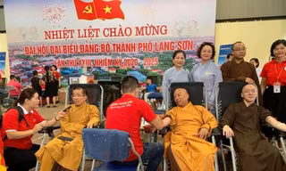Các Đại đức tham gia hoạt động nhân đạo, từ thiện vì cộng đồng. Ảnh: Duy Chiến 