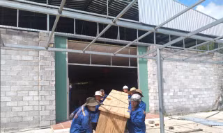 Lực lượng chức năng thành phố Nha Trang khuân đồ đạc ra khỏi nhà hàng Cao Hùng. Ảnh: L.H