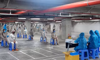 Công nhân được xét nghiệm hàng tuần tại nơi làm việc. Ảnh: Hương Chi 