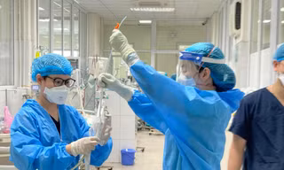 Nhân viên y tế Bệnh viện Bệnh Nhiệt đới Trung ương chuẩn bị thuốc cho ca COVID-19 nặng. Ảnh: Thái Hà