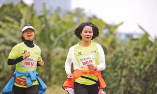 Phó Tổng cục trưởng Tổng cục TDTT Lê Thị Hoàng Yến (bên phải) trong màu áo Tiền Phong Marathon 