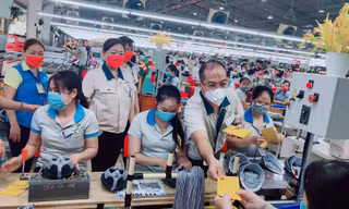 Công nhân tại khu vực kinh tế trọng điểm phía Nam bắt tay vào hoạt động sản xuất ngay sau Tết Âm lịch. ảnh: Mạnh Thắng