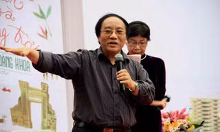 Nhà thơ Trần Đăng Khoa cho rằng: Nếu lấy tiêu chí nghệ thuật để đánh giá thì bạn có thể chê bài thơ “Bắt nạt”. Phía sau là nhà thơ Phan Thị Thanh Nhàn – tác giả bài thơ “Làm anh”. Ảnh: Bùi Hồng Liên