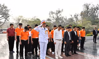 Đoàn đại biểu Gương mặt trẻ Việt Nam tiêu biểu 2024 dâng hương tưởng niệm các Anh hùng Liệt sĩ