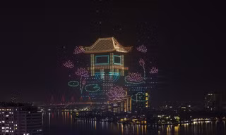 Cuối tuần này, giới trẻ Hà Nội lại được chiêm ngưỡng màn trình diễn drone tại Hồ Tây