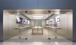 Một cửa hàng Apple tại Anh "tiên tri" ngày ra mắt của iPhone 15 series?