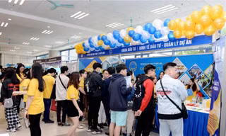 Sinh viên Đại học Kinh tế Quốc dân hào hứng chào đón Tuần lễ nghề nghiệp và việc làm