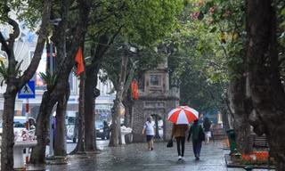 Miền Bắc oi nóng trên 35 độ C trước khi bước vào đợt mưa dông nhiều ngày