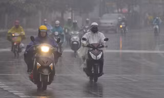 Thời tiết nồm ẩm, mưa phùn gây khó chịu ở miền Bắc sẽ kéo dài đến khi nào?