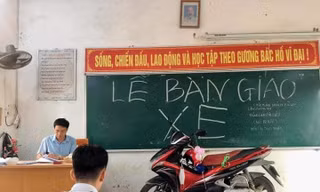 Lớp học "chơi lớn": Mang nguyên chiếc xe máy lên tầng 2 làm lễ bàn giao cho thầy chủ nhiệm