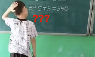 Bạn nhỏ tiểu học này đã làm thế nào để "Biến 5+5+5=550 thành phép tính đúng"?