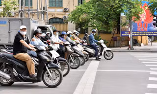 Điều khiển phương tiện giao thông đè vạch kẻ đường khi dừng đèn đỏ bị phạt thế nào?