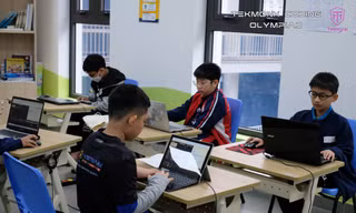 Tekmonk Coding Olympiad: Thí sinh hồi hộp thực hiện bài thi, phụ huynh tìm hiểu về AI