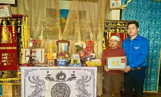 Truy tặng huy hiệu Tuổi trẻ dũng cảm cho Đoàn viên hy sinh khi hỗ trợ chống bão lũ