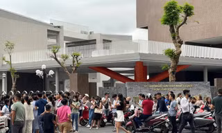 Hà Nội: Phụ huynh vây kín cổng trường vì lo con không được học gần nhà
