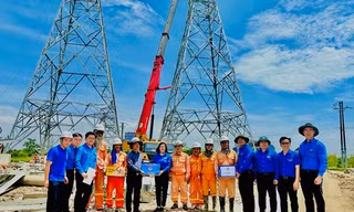 Bí thư Đoàn Khối Doanh nghiệp T.Ư thăm công nhân thi công đường dây 500kV mạch 3