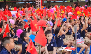 Thầy cô trường tiểu học Nam Thành Công đón các bé lớp 1 với "nhạc hội" tưng bừng