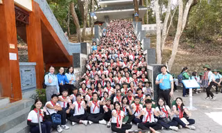 “Chiến sĩ nhỏ Điện Biên” tham quan Sở Chỉ huy chiến dịch Điện Biên Phủ tại Mường Phăng