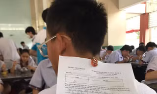 Nam sinh đạt điểm 10 có hành động cực lầy lội khiến cả lớp không thể nhịn cười