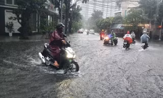 Miền Bắc sắp đón không khí lạnh, mưa lớn tại khu vực miền Trung sẽ kéo dài đến khi nào?