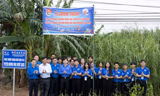 Bí thư Trung ương Đoàn thăm chiến sĩ tình nguyện Mùa Hè xanh tại Vĩnh Long