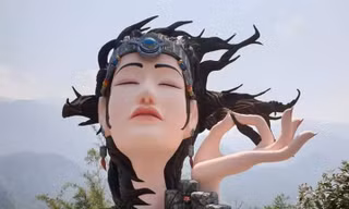 Sau Nữ thần tự do, Nữ hoàng băng giá Elsa, lại xuất hiện thêm "Nữ thần nhắm mắt" ở Sa Pa