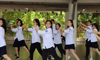 Tân binh THPT chuyên Hà Nội - Amsterdam hòa mình cùng điệu nhảy flashmob sôi động