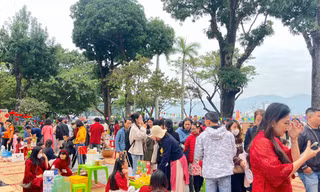 Phiên chợ Tết bên bờ sông Hàn