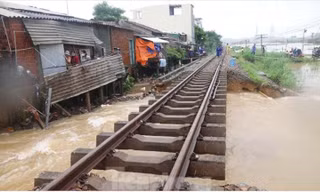 Mưa lũ làm hư hỏng 30m đường ray ở huyện Bình Sơn (Quảng Ngãi)