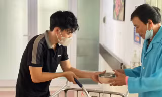 Chàng trai đam mê nấu ăn cho bệnh nhân