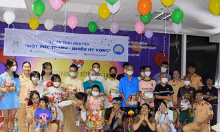 Ấm áp Trung thu sẻ chia cùng bệnh nhân ung thư