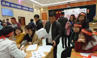 Các cán bộ công nhân viên đăng ký tham gia hiến máu