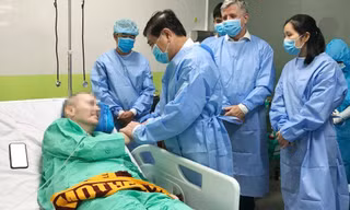 Sáng nay tiễn phi công người Anh từng mắc COVID-19 về nước