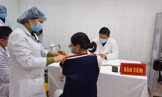 Vì sao giãn cách lâu thời gian tiêm cho người thử nghiệm vắc-xin COVID-19 liều cao nhất?