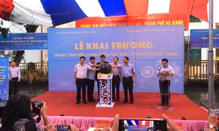 Lãnh đạo UBND tỉnh Hà Giang và Đại diện Tập đoàn VNPT nhấn nút khai trương Trung tâm IOC Hà Giang
