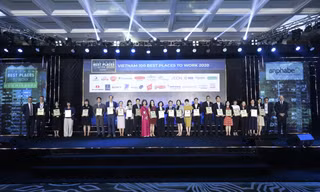 Đại diện Sanofi Việt Nam - Ông Emin Turan, Tổng Giám đốc Sanofi Đông Dương nhận chứng nhận "Top 100 nơi làm việc tốt nhất Việt Nam" 2020 (thứ 2 từ trái sang)