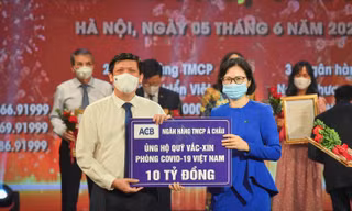 ACB ủng hộ 10 tỷ đồng vào quỹ vắc-xin Việt Nam và mua 100.000 liều vắc-xin cho nhân viên