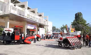 Các máy móc của Yanmar được trưng bày bên ngoài nhà thi đấu tại trường ĐH Cần Thơ