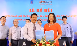 Phó Viện trưởng VPI Phan Minh Quốc Bình và Giám đốc HQGANO Huỳnh Tiến Hạnh đại diện 2 đơn vị ký kết Hợp đồng hợp tác phát triển sản phẩm VPI-GEL