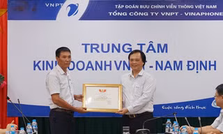 Ông Hoàng Minh Cường - Chủ tịch Công đoàn VinaPhone trao tặng giấy khen của Công đoàn VNPT cho anh Phạm Quang Thiện