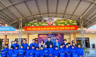 3.500 em học sinh nghèo Vùng cao được Sơn Nasun tặng áo ấm đến trường