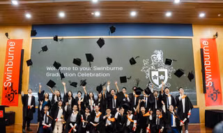 Xúc động khoảnh khắc tốt nghiệp đầu tiên của Swinburne Việt Nam