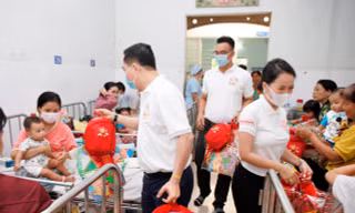 Generali trao tặng 500 phần quà ý nghĩa cho các bệnh nhi khó khăn trên toàn quốc