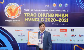 Ông Hồ Văn Tiền Giang - Giám Đốc Công ty Mỹ phẩm Hoa Việt vinh dự nhận danh hiệu HVNCLC do người tiêu dùng bình chọn